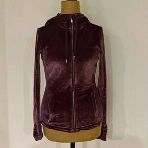 Lululemon sz 4 Define Hooded Jacket *Velvet
Garnet excellent like new condition